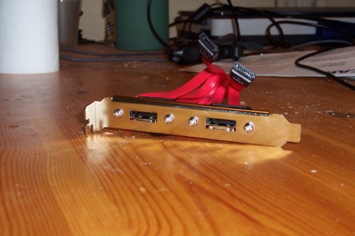 PCI 2x SATA to eSATA bracket. PCI 2x SATA to eSATA bracket.